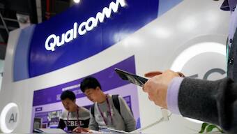 US govt panel's ruling leaves Qualcomm, Apple's patent battle lines unchanged