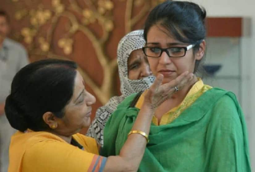 Uzma Ahmed with Minister of External Affairs Sushma Swaraj. Image via Twitter/@ShankhNaad