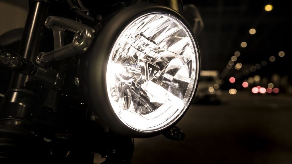 The new speed twin looks a lot like the more basic Triumph Street Twin just a bit larger with a sportier stance. The new speed twin looks a lot like the more basic Triumph Street Twin just a bit larger with a sportier stance.