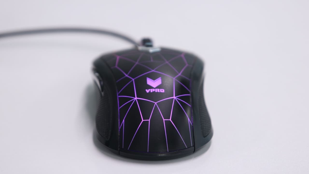 The subtle curves on the sides of the mouse allows a comfortable grip.