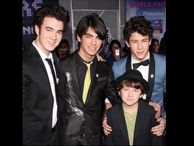 National Siblings Day: Sara Ali Khan, Jonas Brothers, Priyanka Chopra share throwback photos to mark occasion National Siblings Day: Sara Ali Khan, Jonas Brothers, Priyanka Chopra share throwback photos to mark occasion