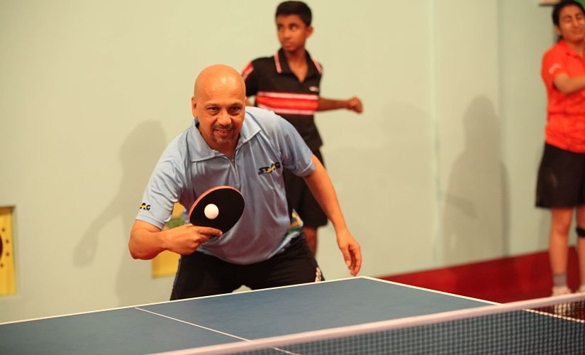 Kamlesh Mehta shows youngsters a trick or two. Image courtesy: Kamlesh Mehta