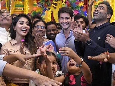 Maharshi: Mahesh Babu wraps up shoot for Vamshi Paidipally's film, also starring Pooja Hegde Maharshi: Mahesh Babu wraps up shoot for Vamshi Paidipally's film, also starring Pooja Hegde