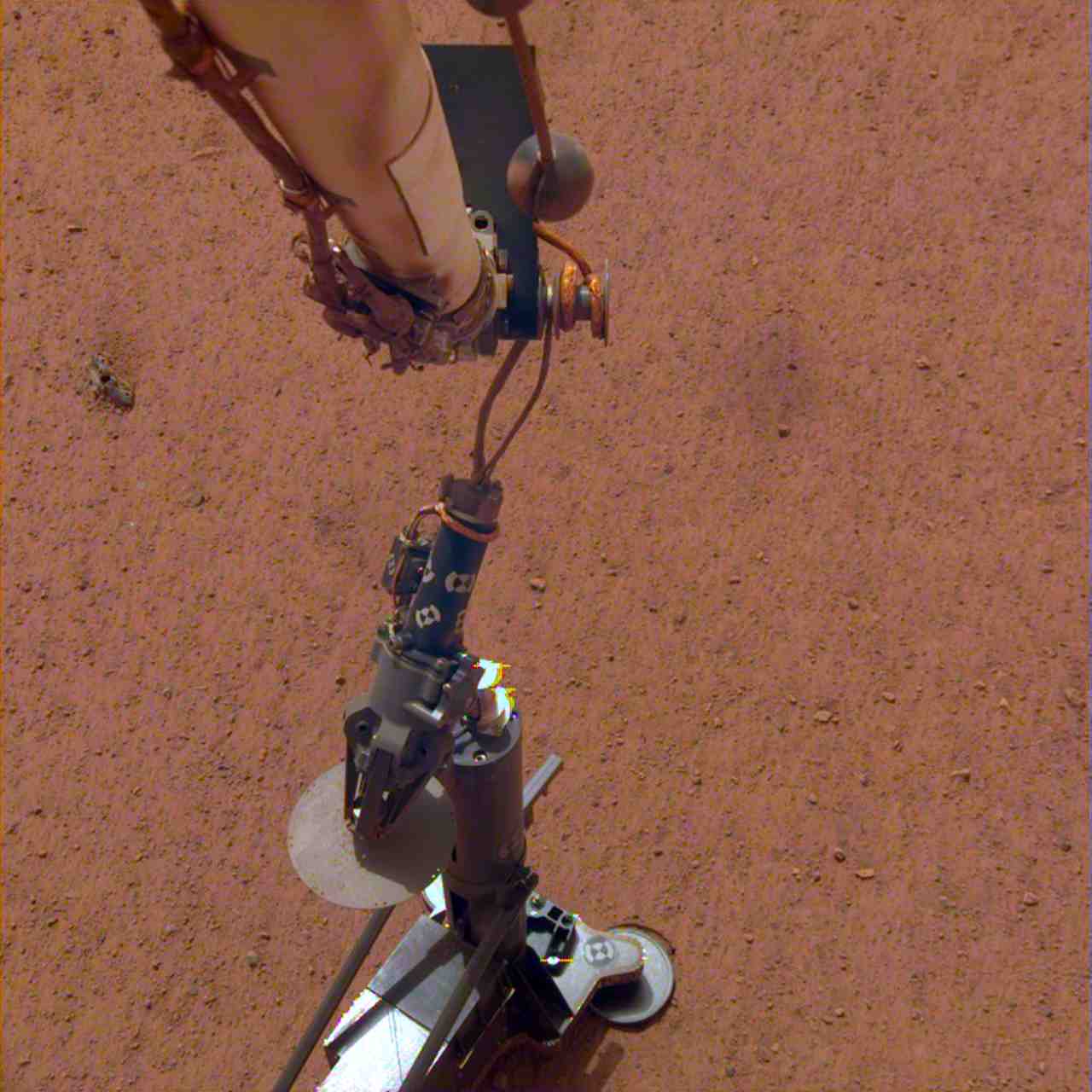 NASAs Curiosity taps Mars clay mountain, InSight carries on mole troubleshooting