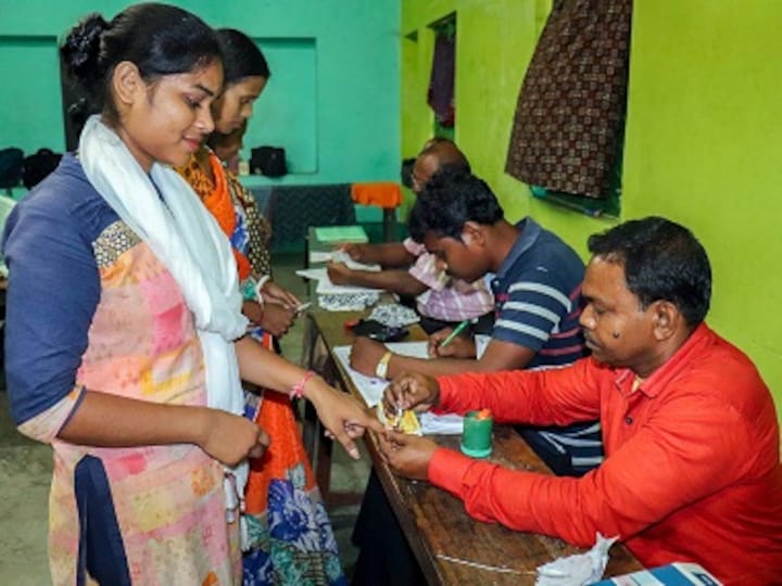East states Lok Sabha Election voting Updates: 76.59% voting recorded in West Bengal, 64.05% in Odisha till 7 pm