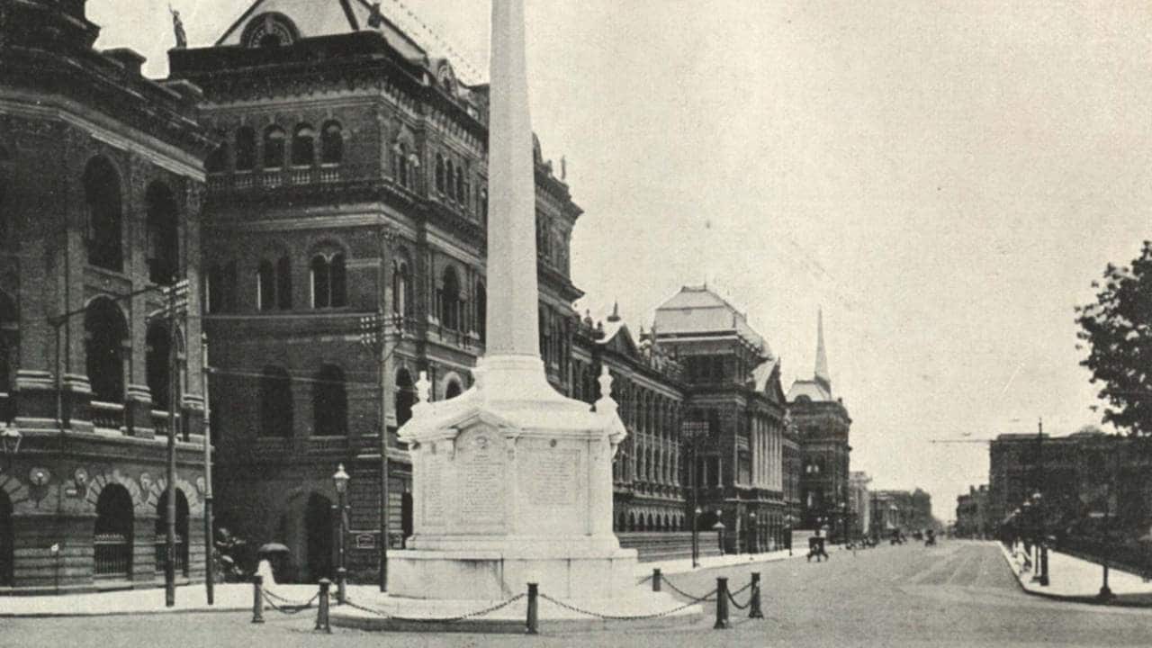 The Holwell Monument was erected by Mr. J L Holwell, the principal survivor of the Black Hole tragedy. Image: Wikimedia Commons