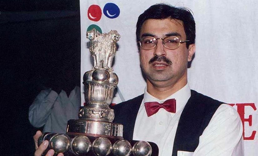 Yasin Merchant of Maharashtra poses with the Kumar Ganesh Chandran Malik Rolling Trophy after winning the Khel.com Senior National Snooker title in downtown Madras, 03 March 2001. Yasin Merchant beat Alok Kumar of Punjab 7-2. SPORTASIA PHOTO/GEORGE (Photo by GEORGE / SPORTASIA / AFP)