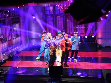 Watch: K-pop band BTS performs 'Boy With Luv', 'Mic Drop' on Saturday Night Live debut Watch: K-pop band BTS performs 'Boy With Luv', 'Mic Drop' on Saturday Night Live debut