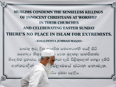 Sri Lanka bomb blasts aftermath: Muslims pray for peace as soldiers with assault rifles guard mosques Sri Lanka bomb blasts aftermath: Muslims pray for peace as soldiers with assault rifles guard mosques