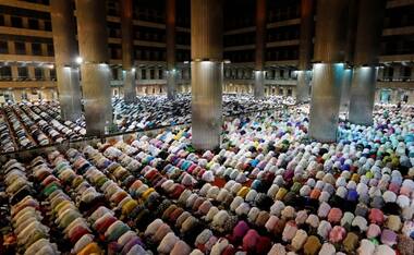 With fasting and prayer, Muslims mark the holy month of Ramadan across the globe
