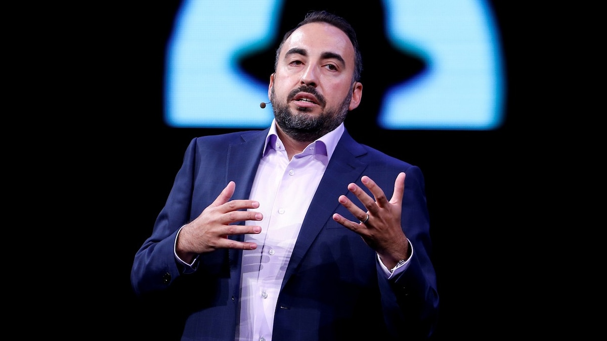 Former Facebook security chief Alex Stamos urges CEO Mark Zuckerberg to step down