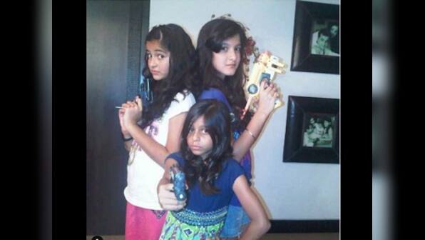 Suhana Khan turns 19; Ananya Panday shares throwback picture with Shah Rukh, Gauri's daughter