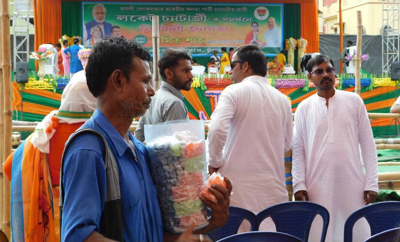 Ajit Dutta, who is working the crowd selling lozenges, is punctuating his spiel “Chutney, lebu (lemon), orange, aada (ginger), tok jhaal mishti (sour, spicy, sweet)” with a Jai Shri Ram. Image courtesy: Sandipr Roy