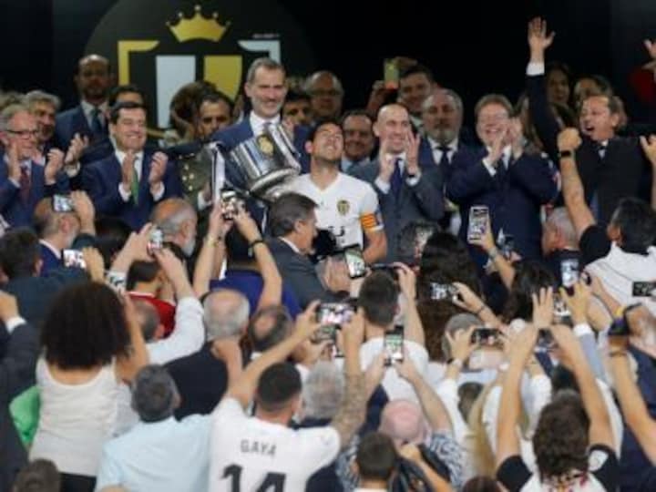 Copa del Rey: Valencia register thrilling 2-1 victory over deflated Barcelona to win first trophy since 2008