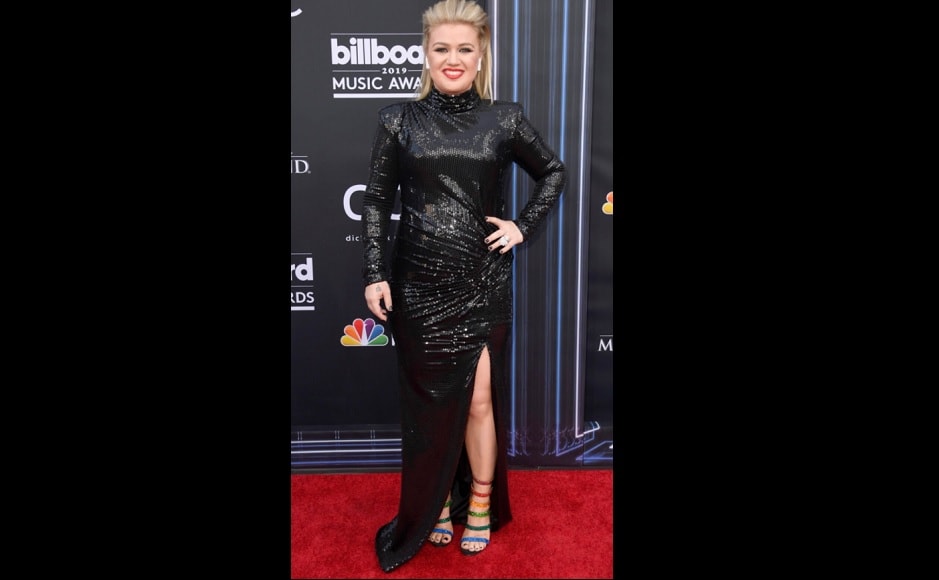 Kelly Clarkson opted for a black shimmery thigh-high slit dress for the awards ceremony. Source: Twitter.