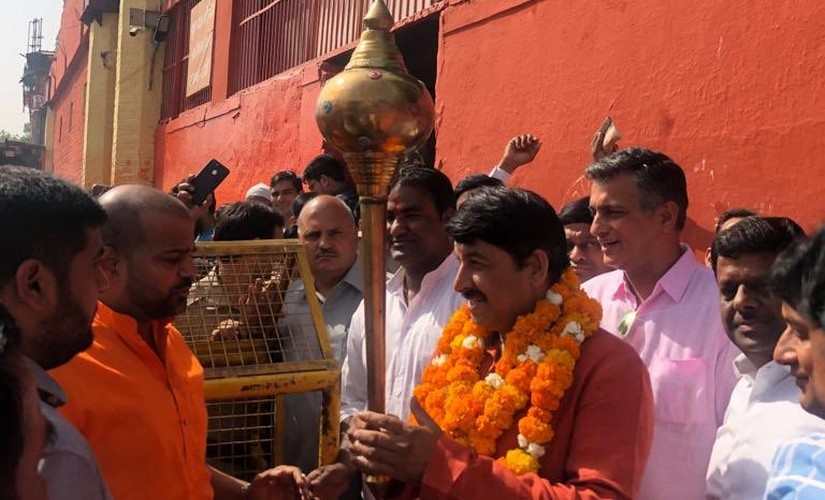 BJP's Manoj Tiwari during an election campaign. Twitter@ManojTiwariMP