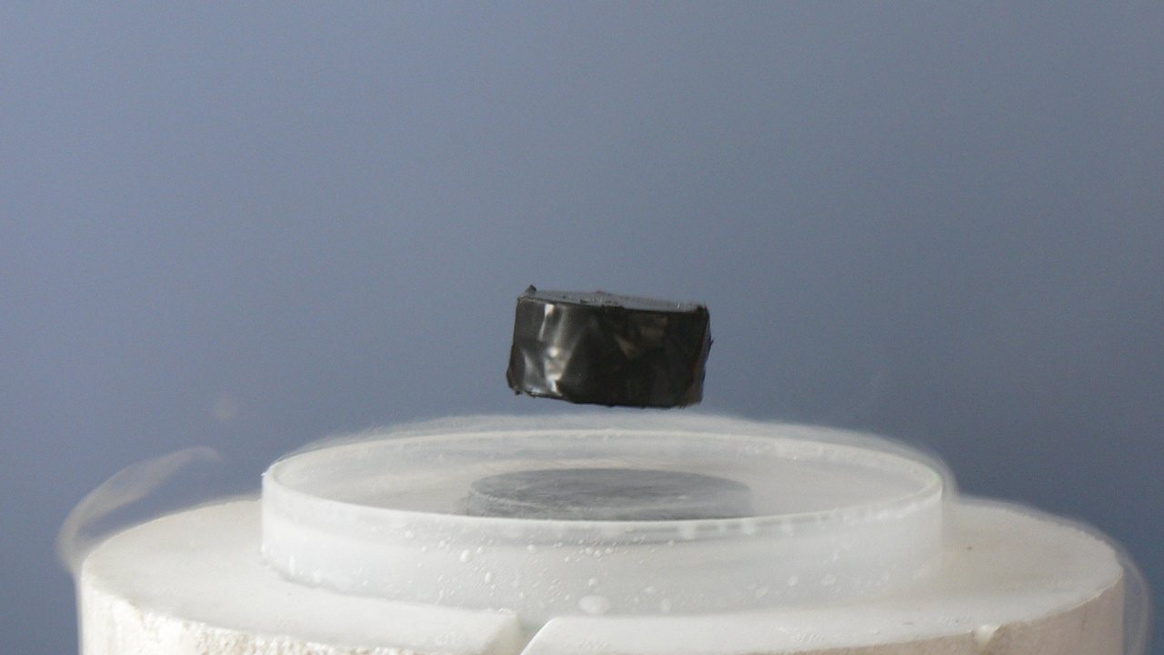 A superconductor exhibiting magnetic levitation. Image: Wikimedia Commons 