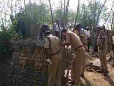 A police team inspects the deep well in Hajipur village where the bodies of the girls were found. News18