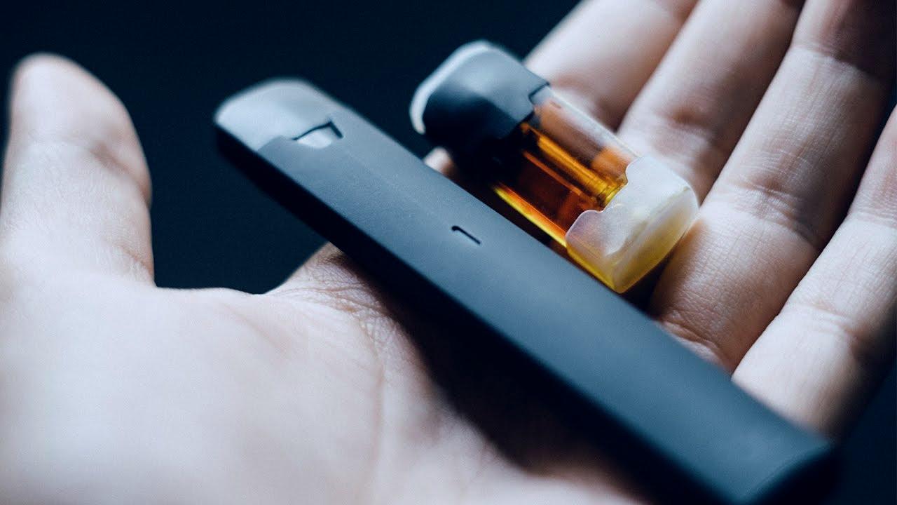 A Juul vaping device and a refil pod containing vape liquid. 