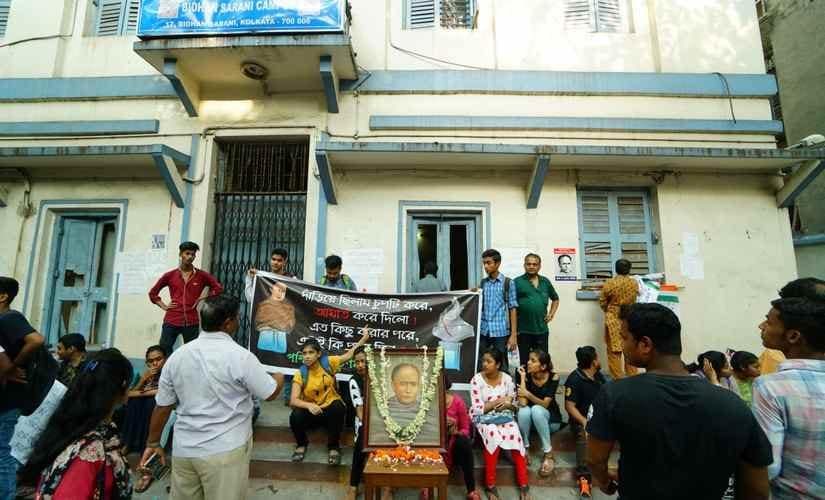 Students protest outside Vidyasagar College. 101Reporters