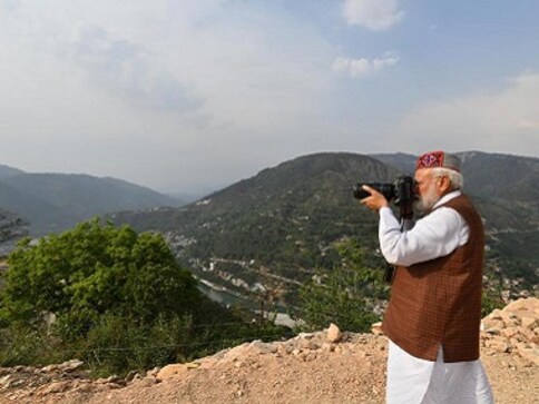 Narendra Modi says he used email and digital camera in 1988, but internet only became available in 1995 Narendra Modi says he used email and digital camera in 1988, but internet only became available in 1995