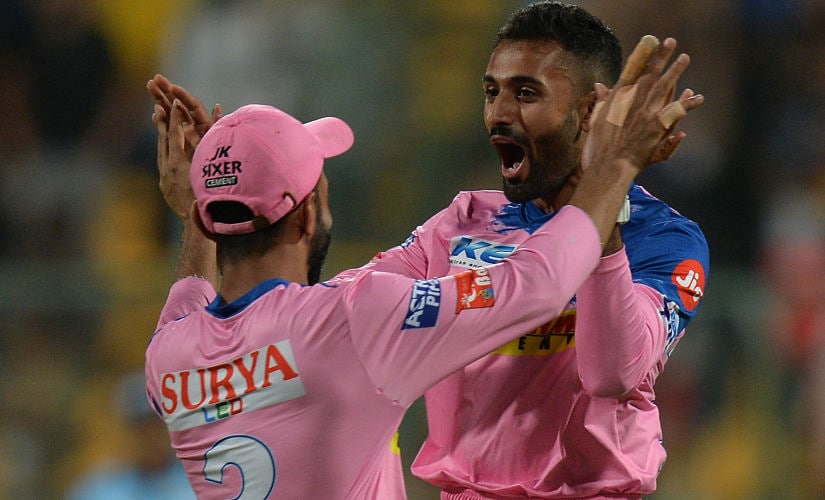 Rajasthan Royals bowler Shreyas Gopal (R) celebrates with teammate Ajinkya Rahane, after the dismissal of Royal Challengers Bangalore batsman AB De Villiers for 10 runs during the 2019 Indian Premier League (IPL) Twenty20 cricket match between Royal Challengers Bangalore and Rajasthan Royals at The M. Chinnaswamy Stadium in Bangalore on April 30, 2019. - The match resumed after the rains stopped and each team will play five overs each. (Photo by Manjunath KIRAN / AFP) / —-IMAGE RESTRICTED TO EDITORIAL USE - STRICTLY NO COMMERCIAL USE—– / GETTYOUT