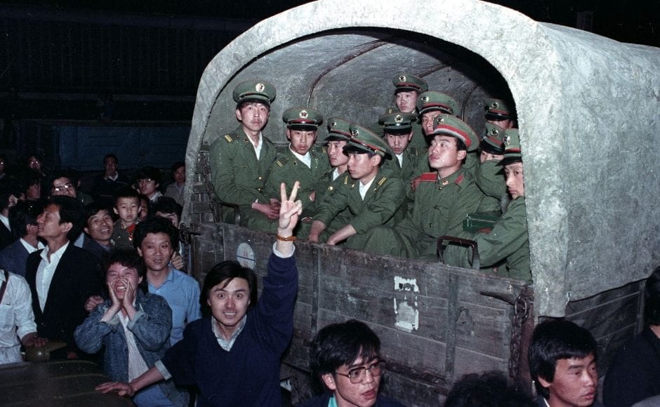 Above, residents of Beijing surround an army convoy of 4,000 soldiers to prevent them from continuing to Tiananmen Square. On 4 June, 1989, tanks and troops advanced, killing thousands of demonstrators. The full death toll remains unverified, with suggestions ranging from 2,000 to 10,000. Reuters/Ed Nachtrieb. Above, residents of Beijing surround an army convoy of 4,000 soldiers to prevent them from continuing to Tiananmen Square. On 4 June, 1989, tanks and troops advanced, killing thousands of demonstrators. The full death toll remains unverified, with suggestions ranging from 2,000 to 10,000. Reuters/Ed Nachtrieb.