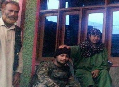 Indian Navy Marine Commando rescues woman, daughter after boat capsizes in Jammu and Kashmir's Wular lake Indian Navy Marine Commando rescues woman, daughter after boat capsizes in Jammu and Kashmir's Wular lake