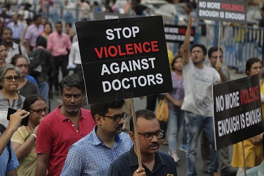 All India doctors' strike: Delhi, Maharashtra medicos call for strike in solidarity with West Bengal counterparts; only emergency services open in AIIMS All India doctors' strike: Delhi, Maharashtra medicos call for strike in solidarity with West Bengal counterparts; only emergency services open in AIIMS
