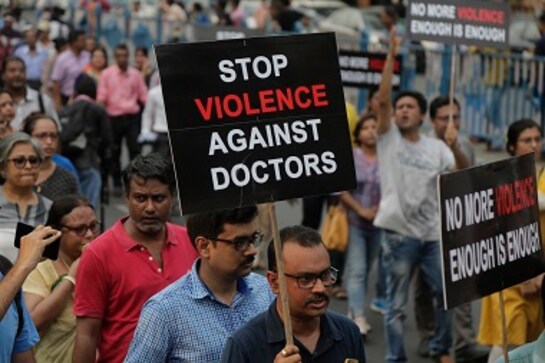 All India doctors' strike: Delhi, Maharashtra medicos call for strike in solidarity with West Bengal counterparts; only emergency services open in AIIMS All India doctors' strike: Delhi, Maharashtra medicos call for strike in solidarity with West Bengal counterparts; only emergency services open in AIIMS