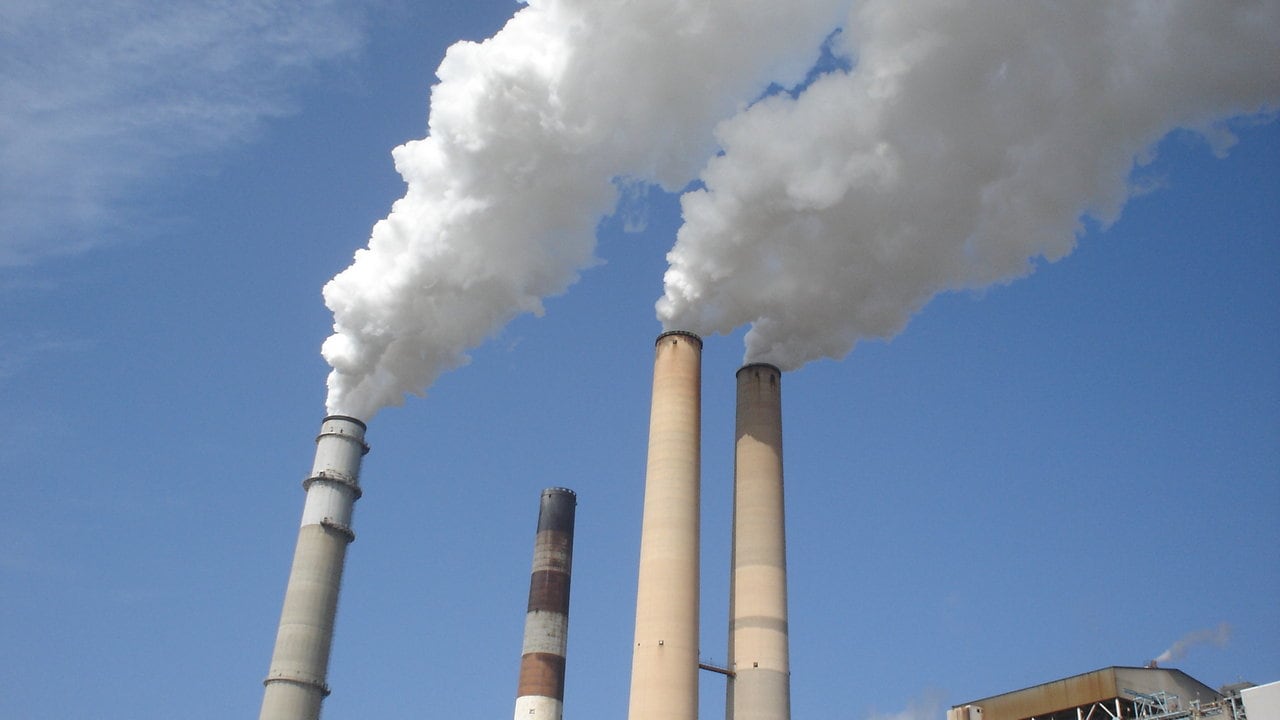 Power plant releasing smoke that contains greenhouse gas. image credit: Wikipedia 