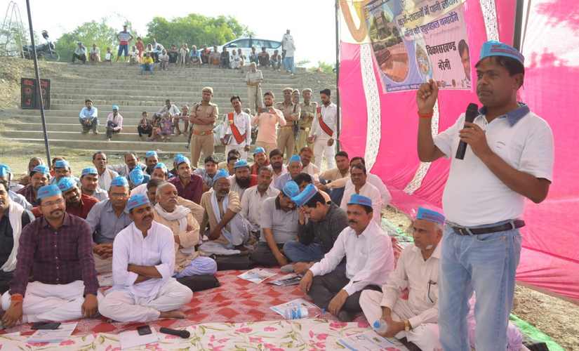 Heera Lal addressing villagers in Banda. Manoj Kumar/101Reporters