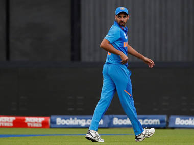 India vs Pakistan, ICC Cricket World Cup 2019: Indian bowler Bhuvneshwar Kumar walks off with only 2.4 overs bowled after suffering hamstring injury India vs Pakistan, ICC Cricket World Cup 2019: Indian bowler Bhuvneshwar Kumar walks off with only 2.4 overs bowled after suffering hamstring injury