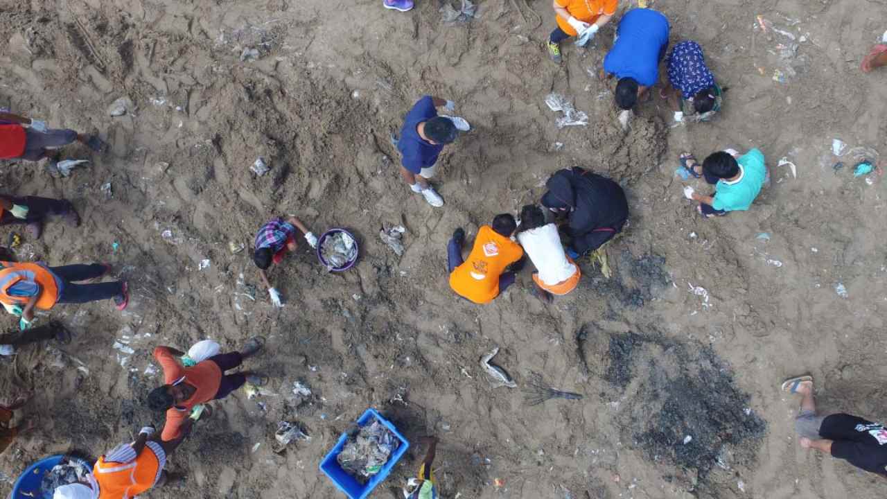 Afroz Shah and UN Environment celebrate 100-week anniversary of world’s largest beach cleanup…with another cleanup. Image: UN Environment