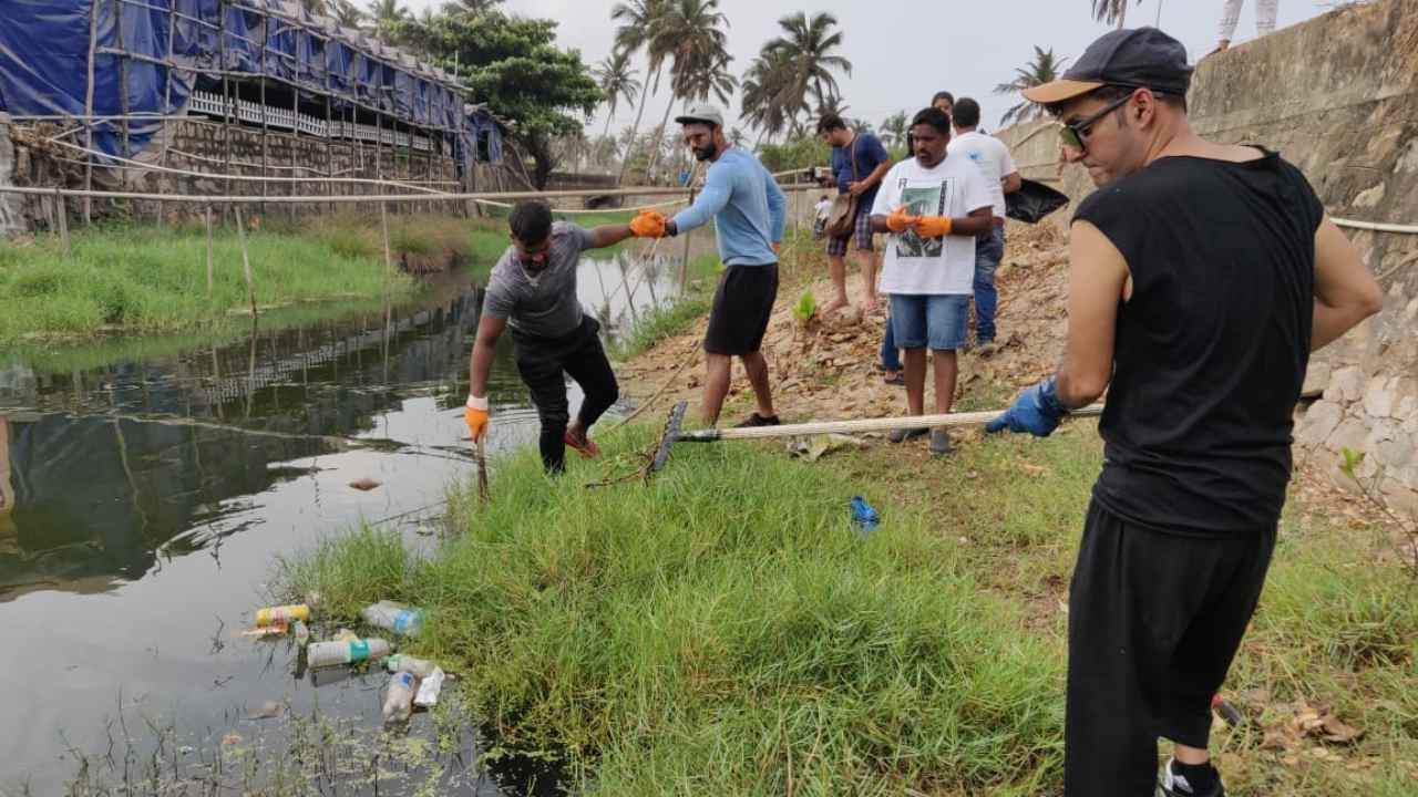 A weekly clean-up drive along Daana Pani river. Image: Twitter/Afroz Shah