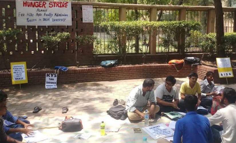 Students take part in a hunger strike against fee hike in DU colleges. Image courtesy: Ashish Mani Tiwari/101 Reporters