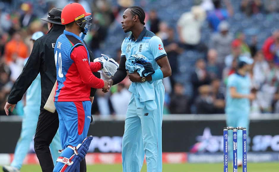 Jofra Acher and Dawlat Zadran shake hands as England beat Afghanistan by 150 runs. The Afghans remained winless in the tournament after five matches. AP 