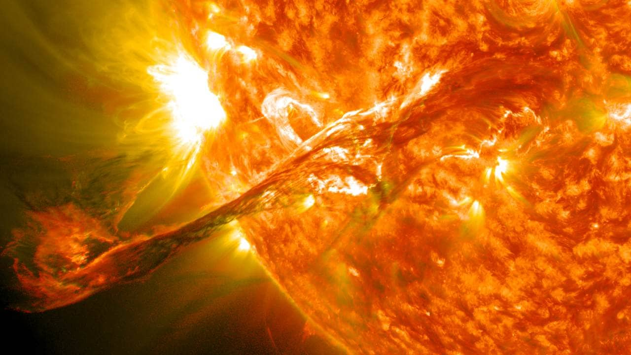 Il 31 agosto 2012 una lunga sporgenza/filamento di materiale solare che si librava nell'atmosfera del Sole, la corona, è eruttata nello spazio alle 16:36 EDT. Visto qui dal Solar Dynamics Observatory, il brillamento ha causato un'aurora sulla Terra il 3 settembre. Immagine: Wikimedia Commons