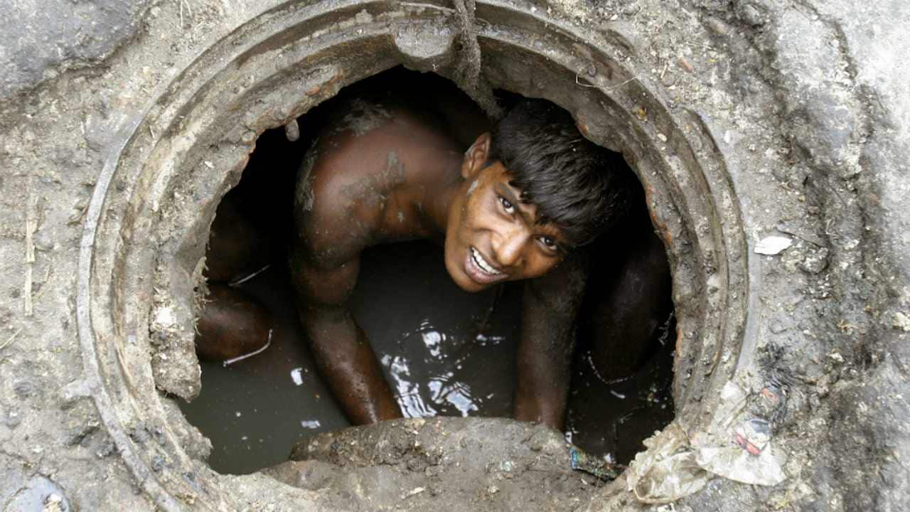 What is manual scavenging?