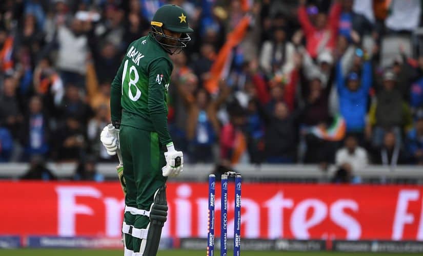 India’s Hardik Pandya (L) celebrates after the dismissal of Pakistan’s Shoaib Malik (R) during the 2019 Cricket World Cup group stage match between India and Pakistan at Old Trafford in Manchester, northwest England, on June 16, 2019. (Photo by Paul ELLIS / AFP) / RESTRICTED TO EDITORIAL USE
