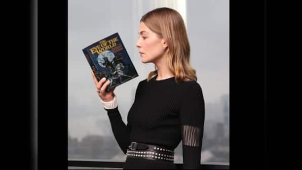 Rosamund Pike to play Moiraine in Amazon’s upcoming adaptation of Wheel of Time
