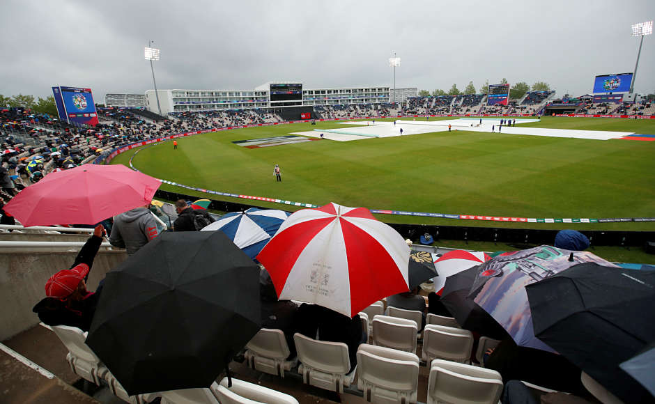 Despite the rain, the fans kept on waiting for it stop and the play to begin. The cloud cover was maintained over the stadium and it ceased to go. Reuters Despite the rain, the fans kept on waiting for it stop and the play to begin. The cloud cover was maintained over the stadium and it ceased to go. Reuters