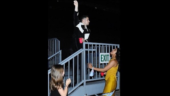 Priyanka Chopra, Nick Jonas recreate iconic Romeo and Juliet pose at a concert in California