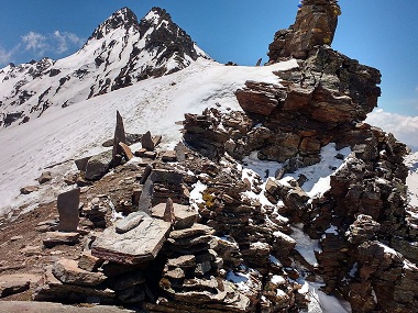 Trekkers from West Bengal stranded near Himachal Pradesh’s Rupin Pass; adverse weather hinders IAF’s rescue operation Trekkers from West Bengal stranded near Himachal Pradesh’s Rupin Pass; adverse weather hinders IAF’s rescue operation