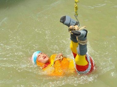 Magician Chanchal Lahiri drowns in River Hoogly while attempting Houdini-like stunt; body found day after incident Magician Chanchal Lahiri drowns in River Hoogly while attempting Houdini-like stunt; body found day after incident