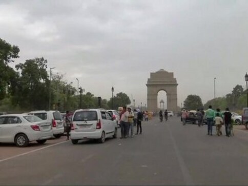 Delhi witnesses sudden change in weather as light rains lower temperature; MeT dept forecasts thunderstorm, dust storm today Delhi witnesses sudden change in weather as light rains lower temperature; MeT dept forecasts thunderstorm, dust storm today