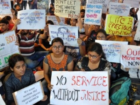 West Bengal doctors' strike: Medicos soften stand, agree to meet Mamata Banerjee, but CM 'not comfortable' with media presence