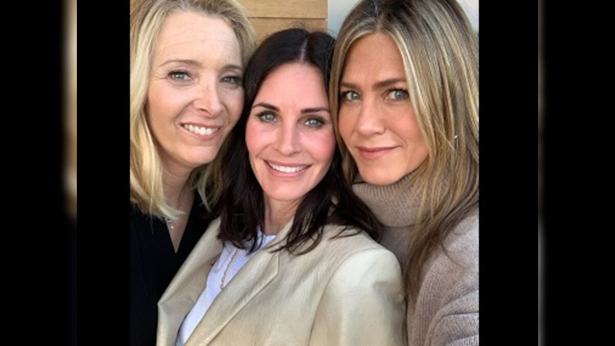 Courteney Cox Reunites With Friends Co Stars Lisa Kudrow And Jennifer Aniston To Celebrate Her