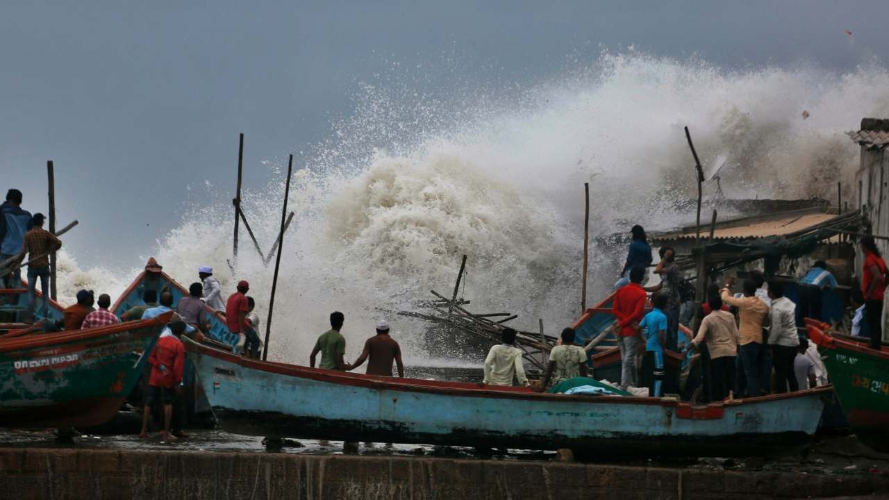 Cyclone Biparjoy : Tens of thousands evacuated as India and Pakistan.