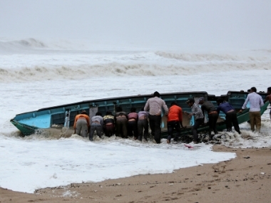 Cyclone Vayu weakens, crosses Kutch coast in Gujarat, advisory for fishermen continues till Wednesday morning Cyclone Vayu weakens, crosses Kutch coast in Gujarat, advisory for fishermen continues till Wednesday morning